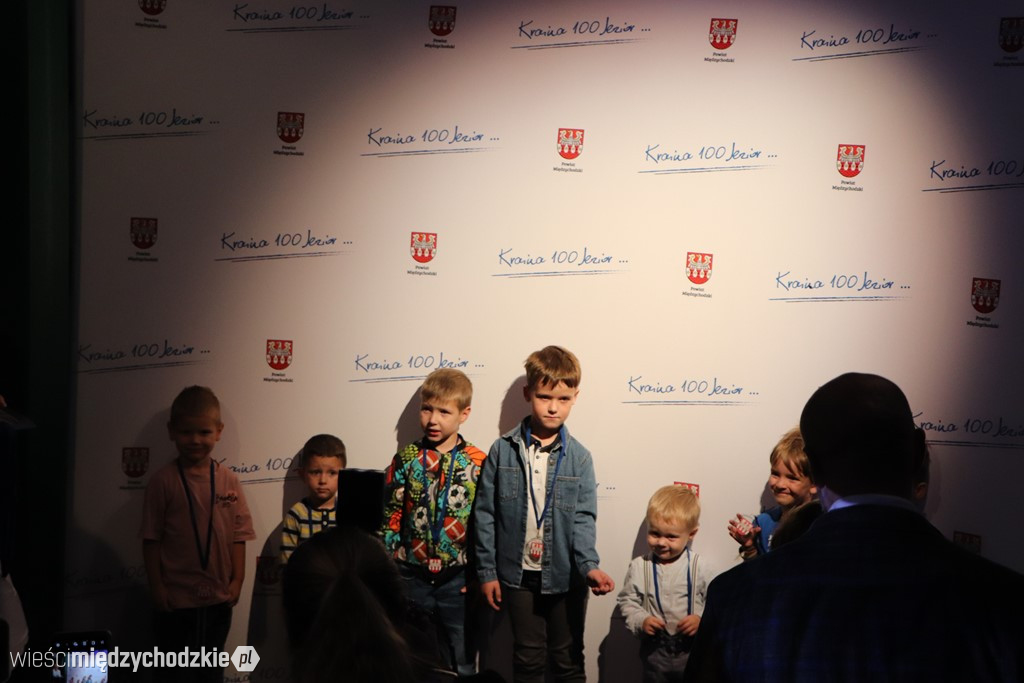 Młodzi biegacze udekorowani