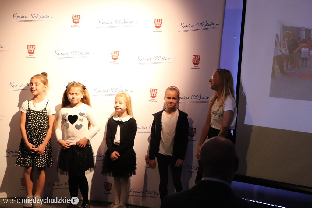 Młodzi biegacze udekorowani