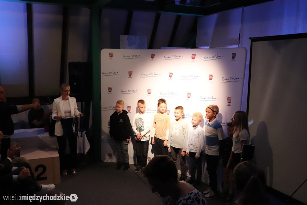 Młodzi biegacze udekorowani
