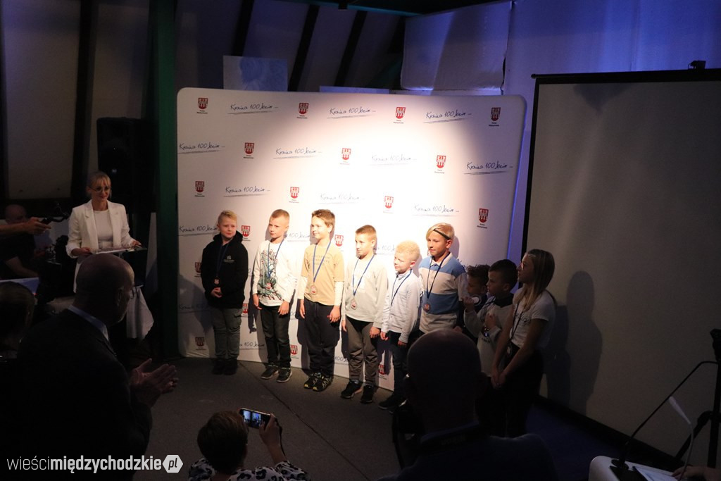 Młodzi biegacze udekorowani