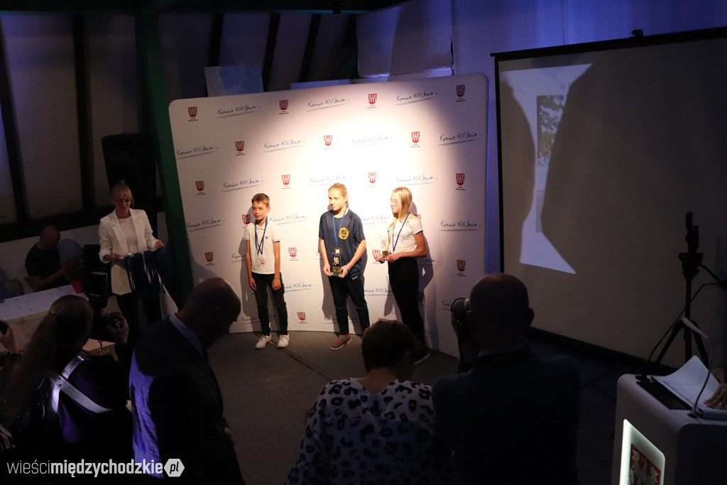 Młodzi biegacze udekorowani