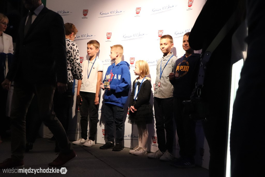 Młodzi biegacze udekorowani