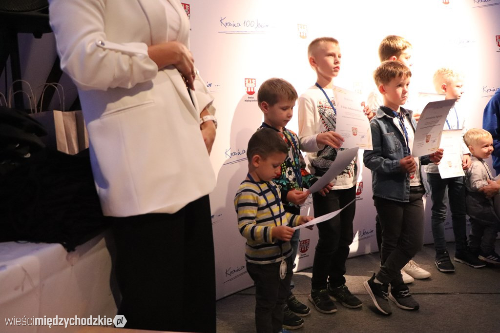 Młodzi biegacze udekorowani
