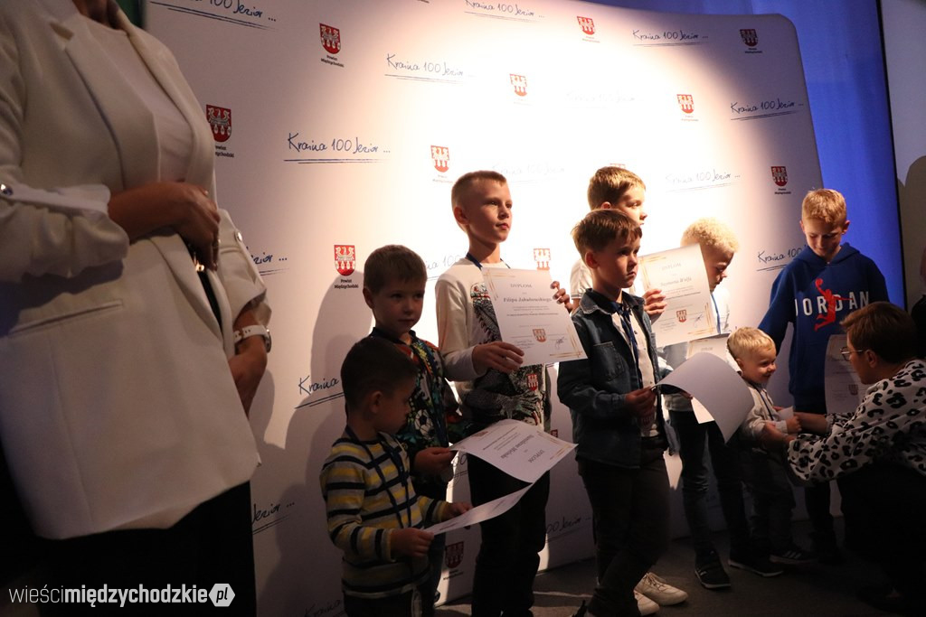 Młodzi biegacze udekorowani