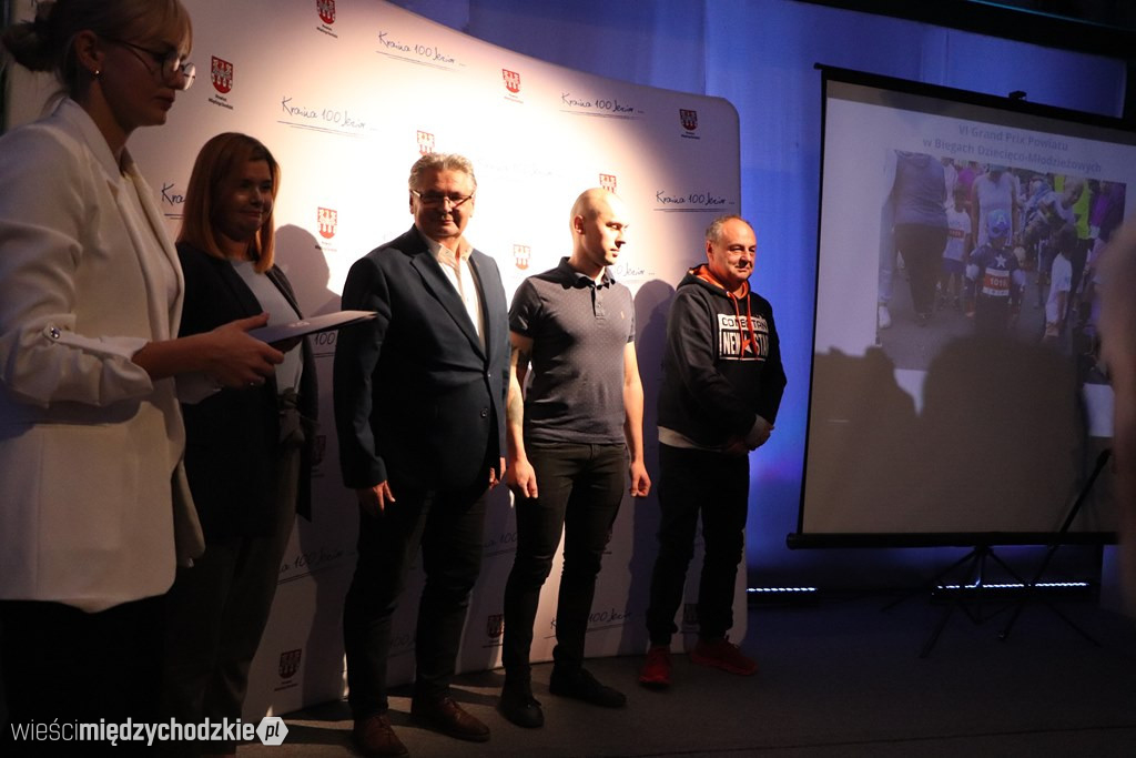 Młodzi biegacze udekorowani