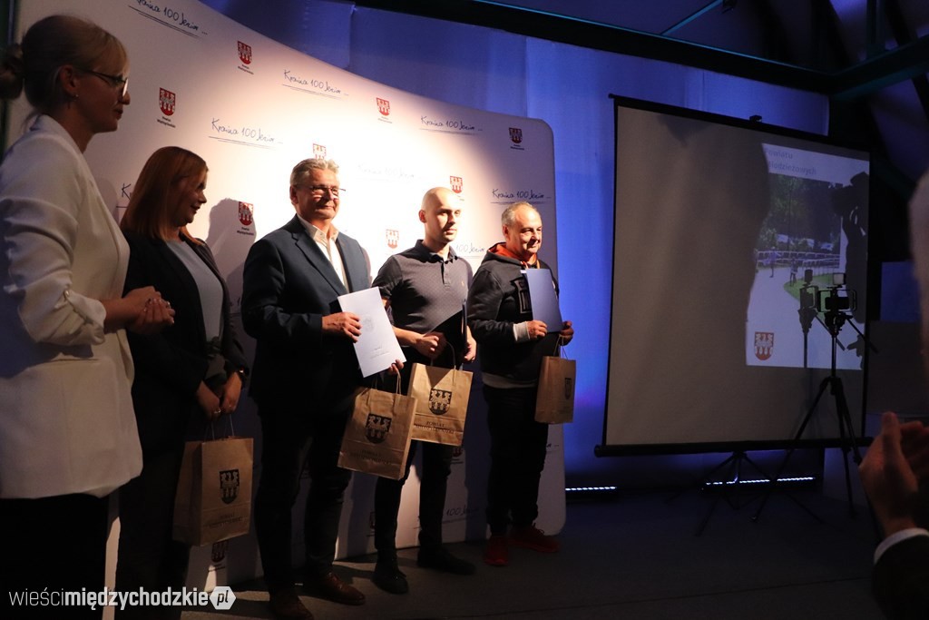 Młodzi biegacze udekorowani
