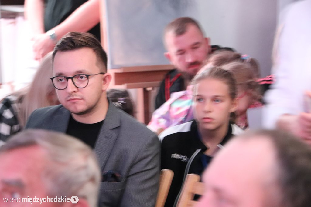 Młodzi biegacze udekorowani
