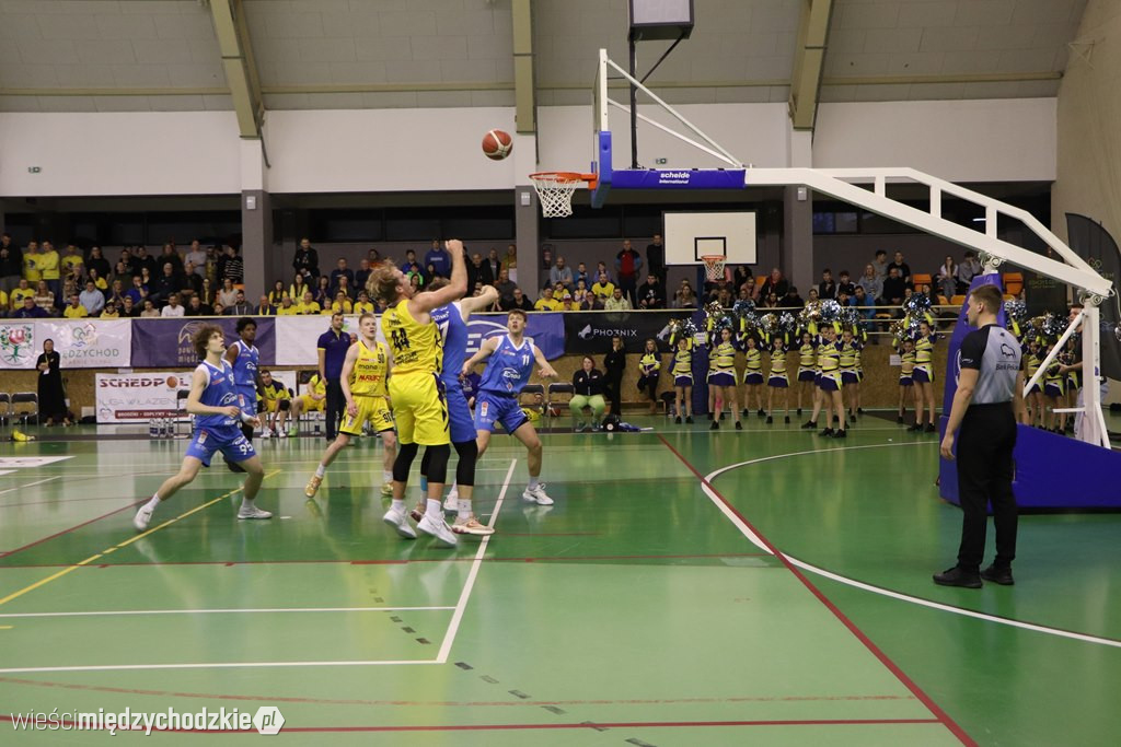 Koszykarskie derby Wielkopolski dla Sokoła