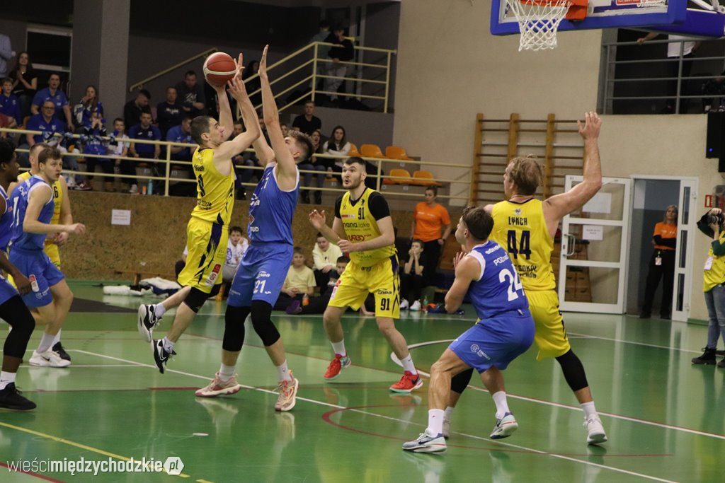 Koszykarskie derby Wielkopolski dla Sokoła