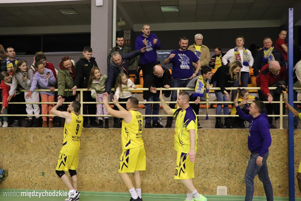 Koszykarskie derby Wielkopolski dla Sokoła