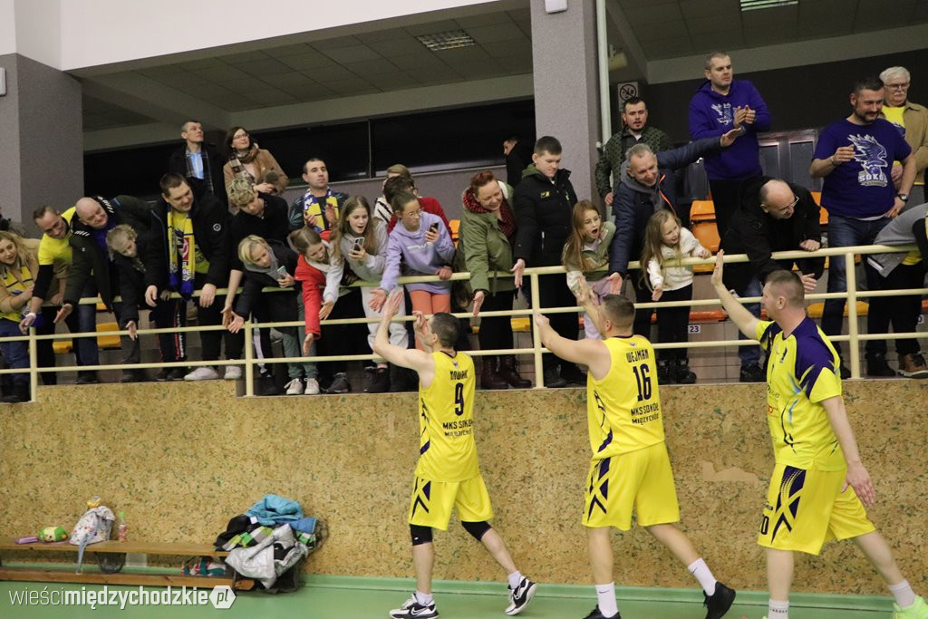 Koszykarskie derby Wielkopolski dla Sokoła