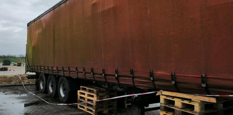 Co dalej z toksycznym ładunkiem?Kiedy naczepa z beczkami zniknie?