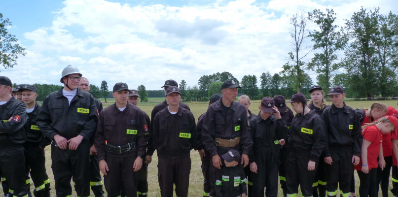 Na starcie Gminnych zawodów Strażackich stanęły drużyny "dorosłych" i młodzieżowe/foto:D.Wawrzyniak