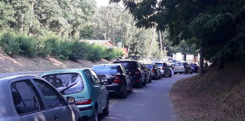 Stojące wzdłóż drogi samochody stanowiły zagrożenie /foto:Krzysztof Suszka