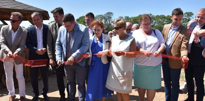Prezes Fundacji Olandia Damian Michałek przecina wstęgę na otwarciu wiatraka/foto:Leon Cichosz