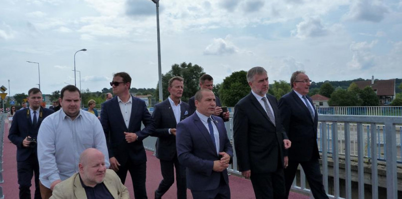 Marszałek Marek Woźniak bez celebrowania obejrzał most/foto:Dariusz Wawrzyniak