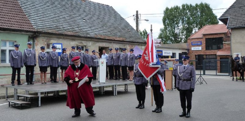 Dzisiejsze obchody to także okazja do udekorowania Sztandru Policji Medalem "Za Zasługi dla Rzemiosła Polskiego"/foto:Dariusz Wawrzyniak