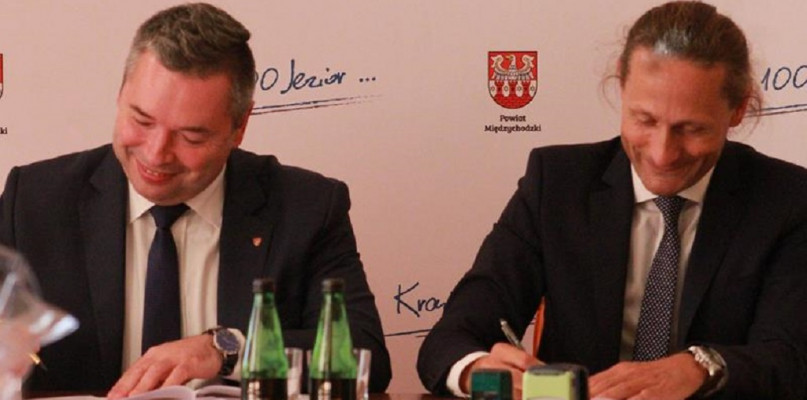 Umowę w ramach programu "Szatnia na medal" podpisał wicemarszałek Jacek Bogusławski i starosta Rafała Litke/foto:Hanna Wojtaszek