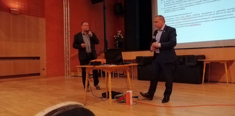 Burmistrz Krzysztof Wolny i zastępca Rafał Ciszewicz wyjaśniali w szczegółach gospodarkę odpadami/foto:Dariusz Wawrzyniak