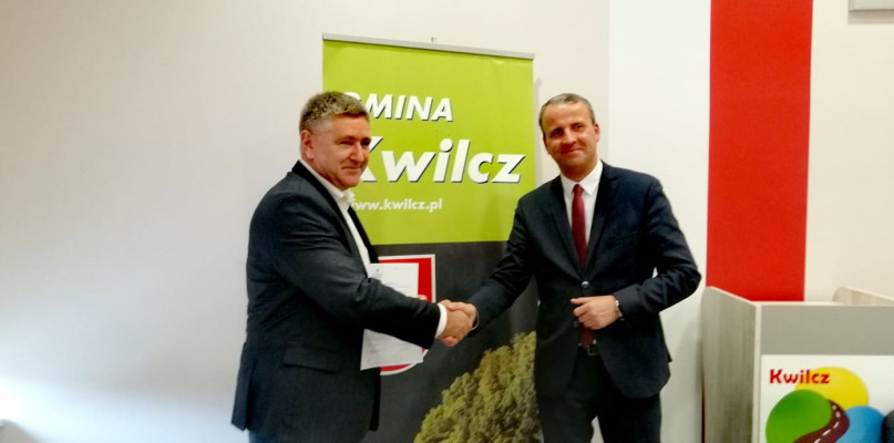 Michał Zieliński uroczyście przekazał wójtowi Stanisławowi Mannek decyzję o zapewnieniu środków na przebudowę oczyszczalni ścieków w Luboszu/foto:Dariusz Wawrzyniak