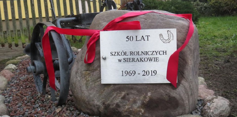 Przy okazji Dnia Rolnika odsłonięto tablicę upamiętniającą powstanie Zasadniczej Szkoły Zawodowej/foto: Agata Prętka