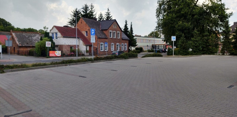Wprowadzona opłata parkingowa spowodowała, że zmniejszyła się liczba klientów Intermarche/foto: archiwum WM