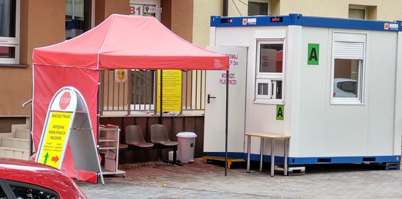 Namioty zostały zastąpione ogrzewanymi kontenerami/foto: Dariusz Wawrzyniak