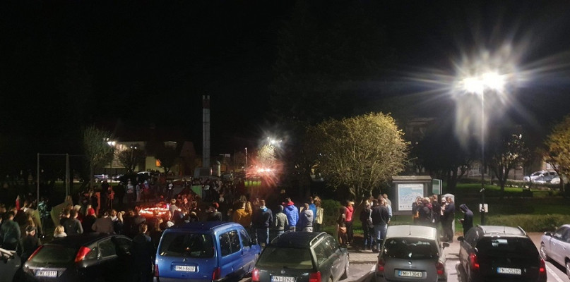 Na sierakowski Rynek przyszlo około 150 mieszkańców/zdjęcie Organizatora