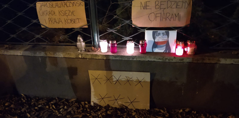 Niedzielny spacer protestujących dotarł także przed biuro poselskie Marty Kubiak /foto: Dariusz Wawrzyniak