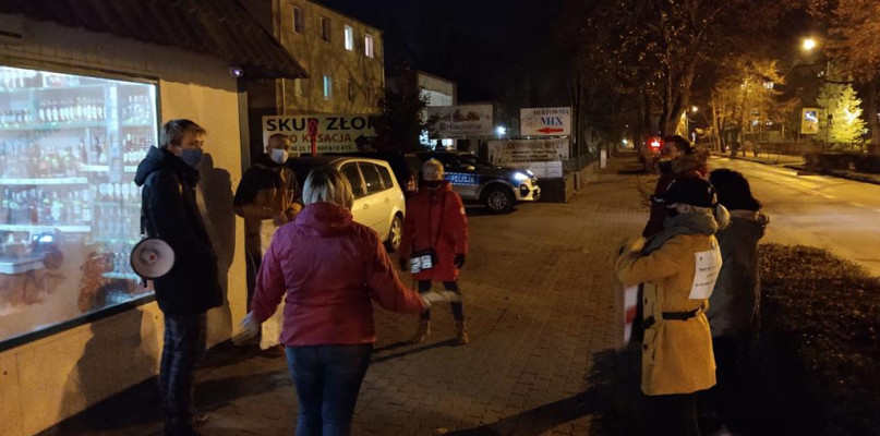 Na zakończeniu protestu uczestnicy wręczyli swoje postulaty Dariuszowi Prętkiemu ze Zjednoczonej Prawicy/foto: Dariusz Wawrzyniak