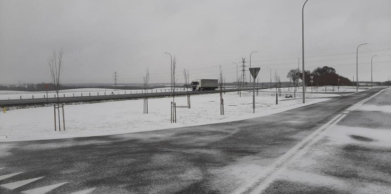 Na razie jest droga wybudowana przez gminę. Mieszkańcy zastanawiają się więc, kiedy powstanie zakład/foto:Krzysztof Suszka
