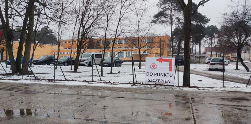 Osoby zgłoszone do szczepiania w szpitalu teraz zgłaszają się do punktu w Zespole Szkół Technicznych/foto: Dariusz Wawrzyniak