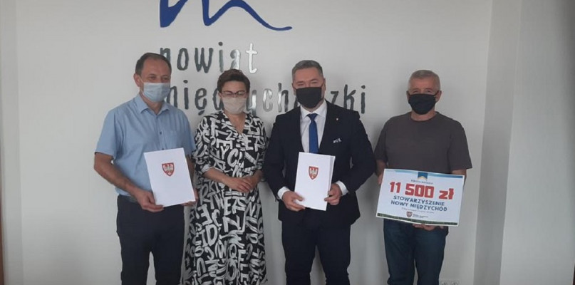 Umowa na dofinansowanie została podpisana przez Jacka Bogusławskiego, Krzysztofa Suszkę i Ryszarda Suleja w obecności radnej powiatowej Klaudii Kolanowskiej Sroka