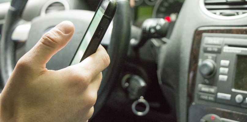 Korzystanie z telefonu w czasie jazdy to duze niebezpieczństwo/foto:pixabay.com