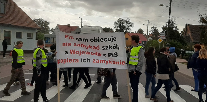 Rodzice sa zdeterminowani do walki o szkołę i rozżaleni, że wojewoda im nie pomógł/foto:Krzysztof Suszka