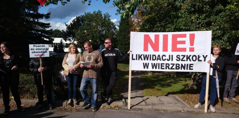 Rodzice uczniów z Wierzbna protestowali w Zielonej Górze/foto: Jolanta Kabat