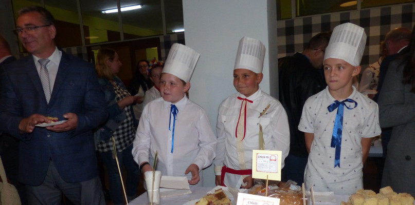 Święto Chleba to była także okazja do wykazania się dla uczniów/foto: UTW Sieraków
