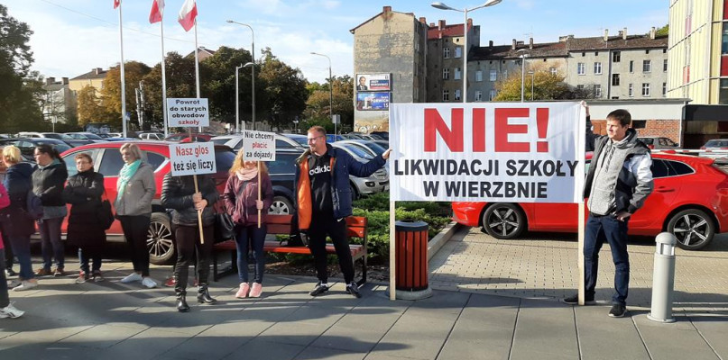 Rodzice uczniów ze szkoły w Wierzbnie protestowali przed Urzędem Wojewódzkim/foto:Krzysztof Suszka