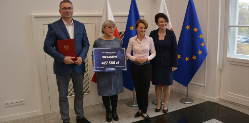 Burmistrz Witold Maciołek oraz Skarbnik Ewa Marzec podpisali umowę w ramach FDS/www.poznan.uw.gov.pl