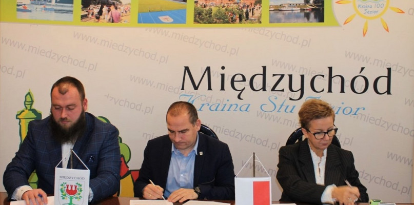 Umowa na budowę chodnika przy drodze Mnichy-Mniszki podpisana/foto:UMiG Międzychód