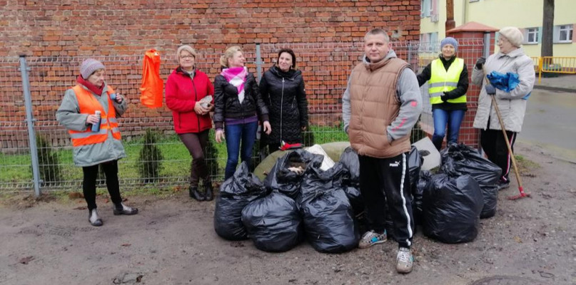 W grudniu członkowie stowarzyszenia zebrali  12 worków śmieci/foto:Dariusz Wawrzyniak