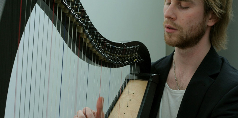 Dzięki grze na harfie jest bliżej ukochanych krain średniowiecznych i fantasy/foto: Michał Zator