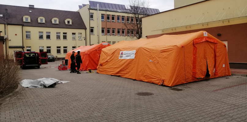 Na terenie szpital stanął drugi namiot dla pacjentów oczekujących na wynik testu/foto:Dariusz Wawrzyniak
