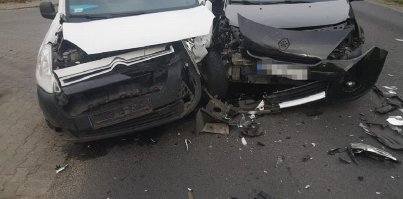 W wyniku zderzenia kierująca Renaultem trafiła z obrażeniami ciała do szpitala/foto:KPP Międzychód