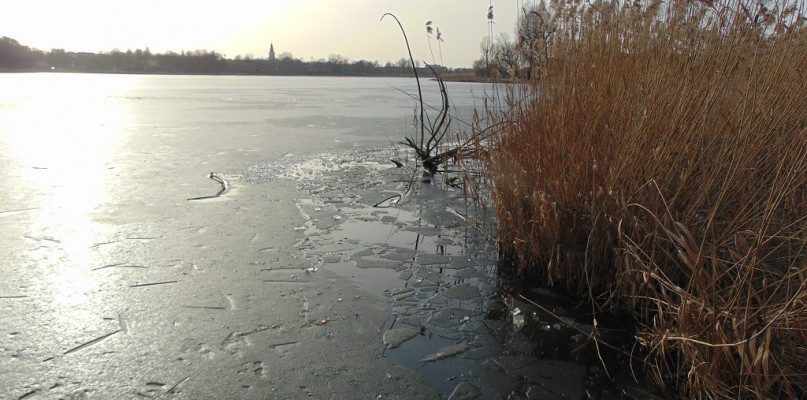 Lód pokrywający akweny, zbiorniki wodne jest już bardzo kruchy/foto: KP PSP Międzychód
