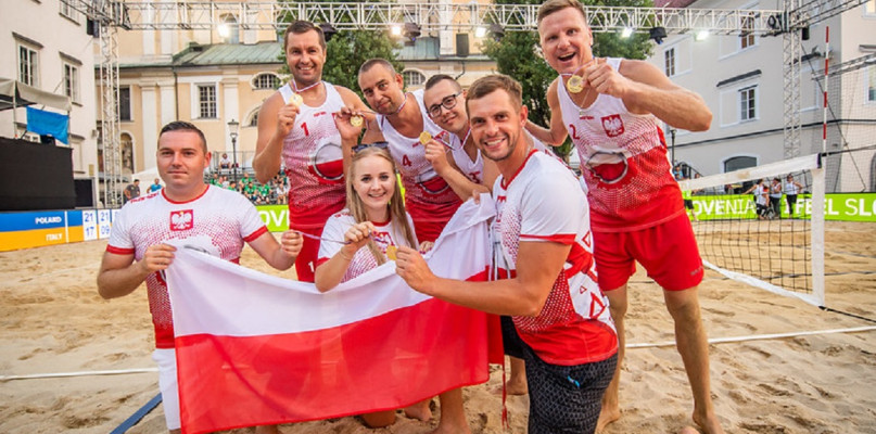 Mistrzowska drużyna w piłce plażowej /foto:Reprezentacja