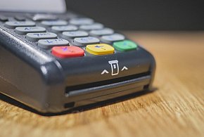 Zakaz sprzedaży i większy nadzór. Tych produktów nie kupią już nieletni-9837