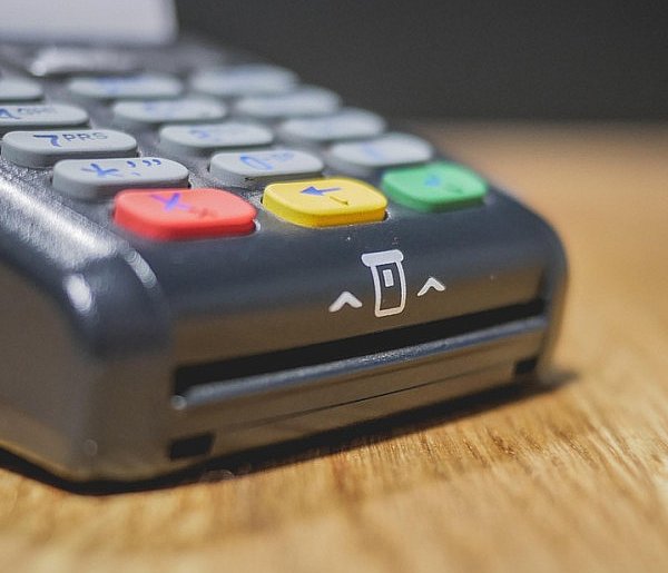Zakaz sprzedaży i większy nadzór. Tych produktów nie kupią już nieletni-9837