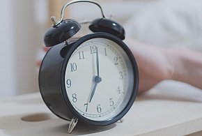 Kiedy cofamy zegarki? Tym razem zimowy czas przyjdzie prędzej-10174