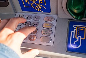 Z kont znikały pieniądze. Policja i bank badają ogólnopolski incydent-10464